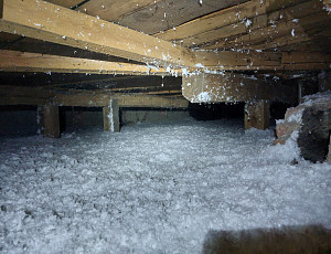 Zateplení stropu rodinného domu pomocí foukané izolace